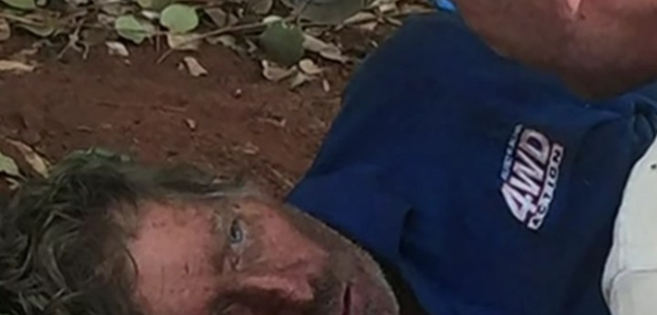 رجل ينجو من الموت في الصحراء بعد اكل النمل لمدة 6 أيام