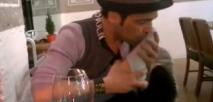 بعد فيديو سعد الصغير؛ الراقصة شمس تنشر فيديو لآخرين يقبلون قدمها!